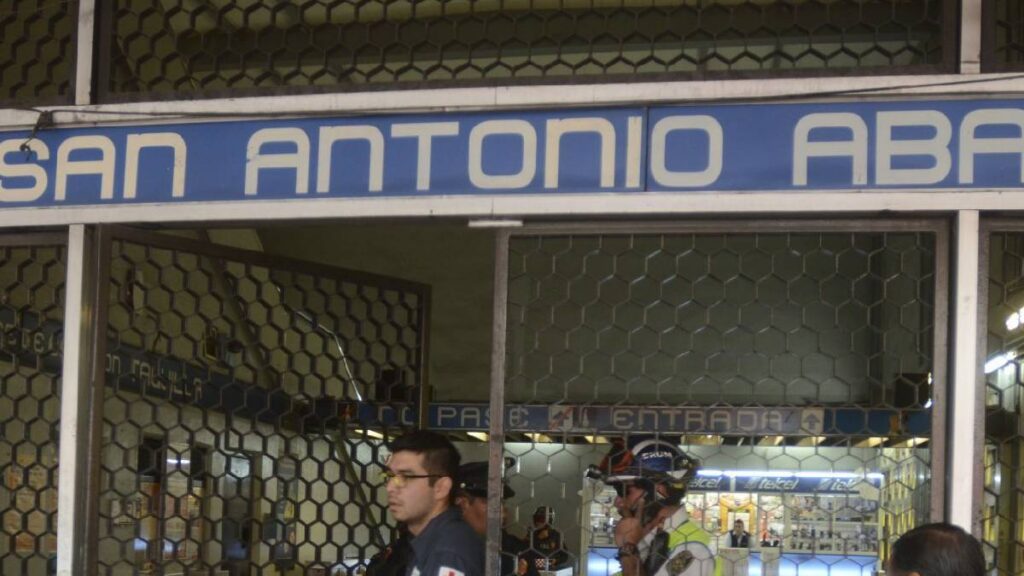 SSC investiga a policía de Tránsito tras video donde somete a un hombre afuera del Metro San Antonio Abad.