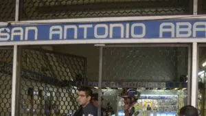 Video muestra a policía golpeándose con un hombre afuera del Metro