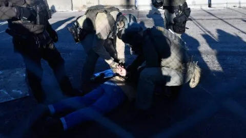 Mexicano termina con cráneo fracturado tras detención del ICE