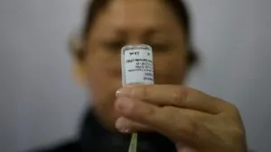 México combate el sarampión: prevén puntos de vacunación en aeropuertos y en centrales de camiones