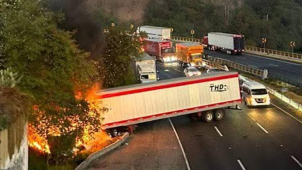 Fuerte accidente en la México-Toluca complica el tránsito.