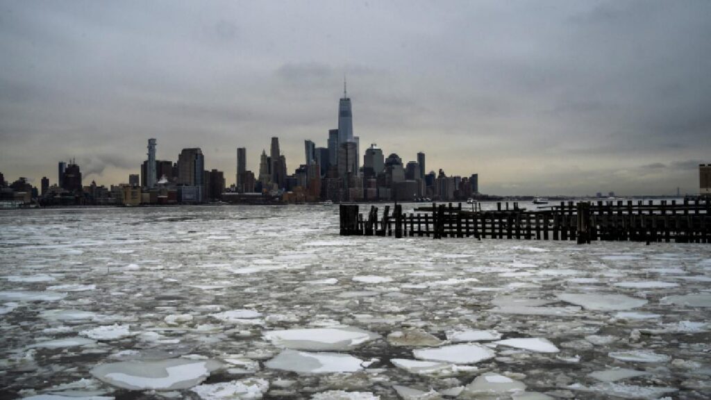 Migrantes, quienes retiran nieve en tormenta invernal de Estados Unidos