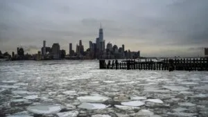 Migrantes, quienes retiran nieve en tormenta invernal de Estados Unidos