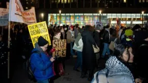Miles toman las calles en Minneapolis en protesta por la muerte de mujer durante redada antiinmigrantes de ICE