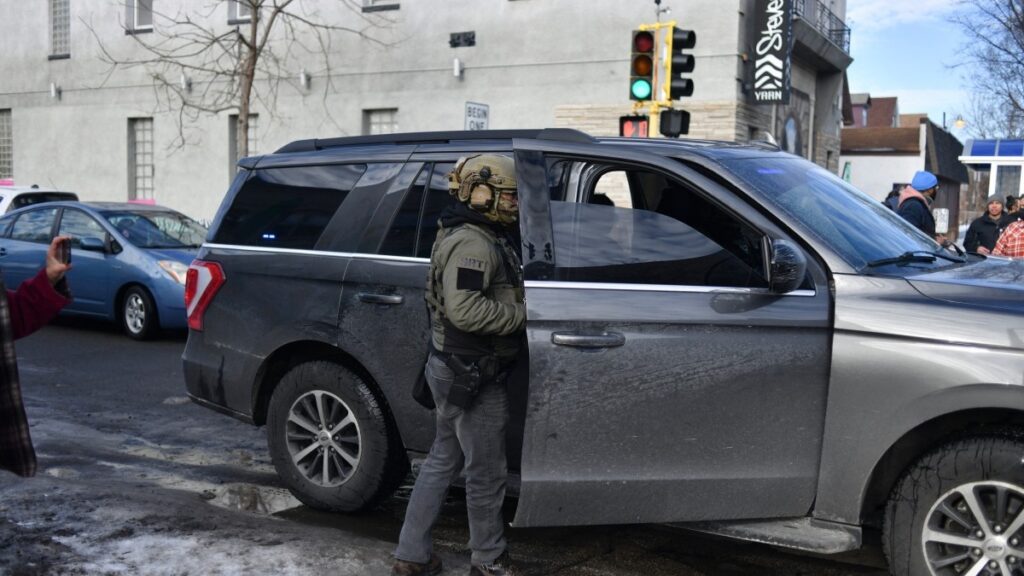 Minnesota demanda al gobierno de Donald Trump por operativos antiinmigrantes tras muerte de mujer