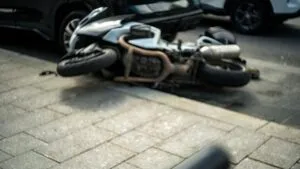 Nuevo video del auto que embistió a motociclista en Iztapalapa