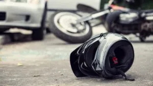 Fuerte video: conductor huye tras arrollar y arrastrar a motociclista en calles de Iztapalapa