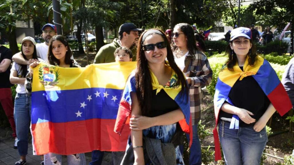 Migrantes venezolanos en San Luis Potosí reaccionan a versiones sobre captura de Nicolás Maduro