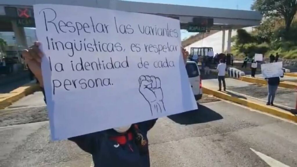 Normalistas toman la caceta de Palo Blanco.