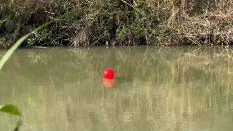 Nuevas boyas en el río Bravo marcan refuerzo fronterizo entre Matamoros y Brownsville