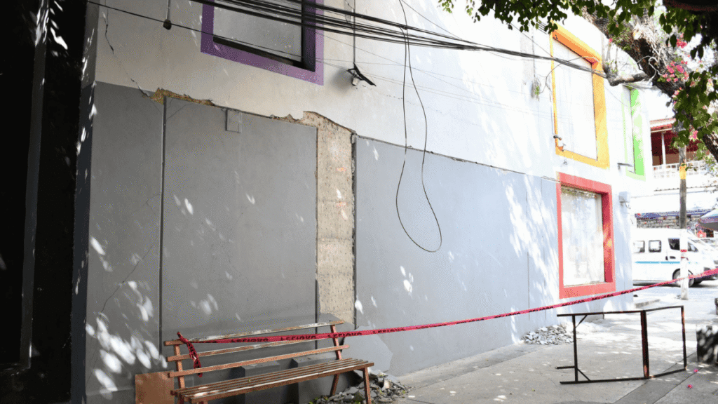 Colapsa restaurante Goya en Barra Vieja tras sismo magnitud 6.5 en Guerrero