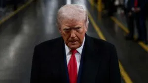 Obrero que gritó a Trump fue suspendido por Ford; recibe donaciones en línea