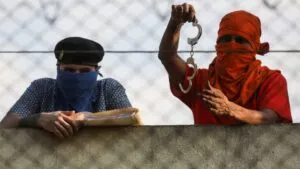 Pandilleros de Barrio 18 y MS-13 retienen a más de 40 guardias durante motines en cárceles de Guatemala