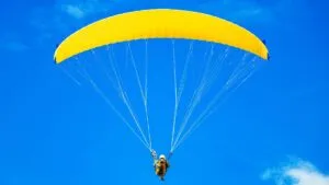 ¡Impactante! Paracaidista queda atrapado en la red del poste de anotación en un juego de futbol americano