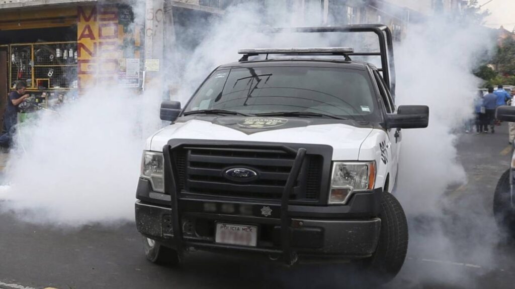 Patrulla provocó accidente y chocó a cinco autos.