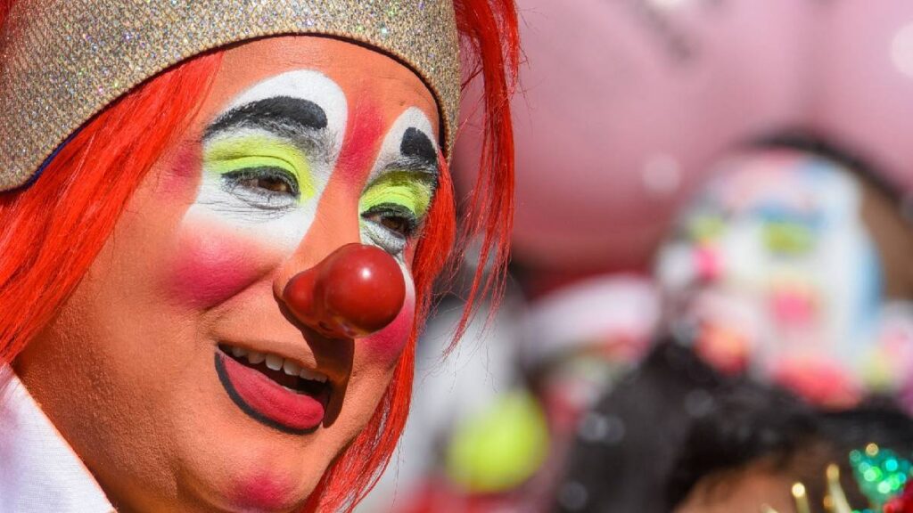 Testigos separaron al payaso y al agresor.