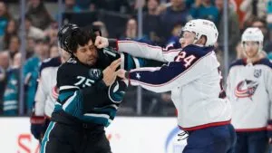 Brutal pelea en un partido de hockey profesional deja a un jugador sin casco y en el suelo: video