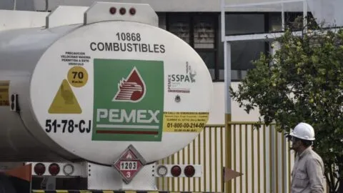 Pemex se aleja de la meta de 1.8 millones de barriles diarios: producción cae 7% en 2025
