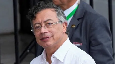 Robo de celulares es “por amor”, Petro justifica delitos en Colombia