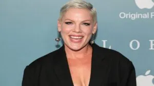 “Sé que 2026 va a ser mejor”: La cantante Pink pasa Año Nuevo en el hospital y comparte selfi