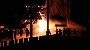 Pipa cae de puente y explota en la México-Tuxpan; imágenes del fuego