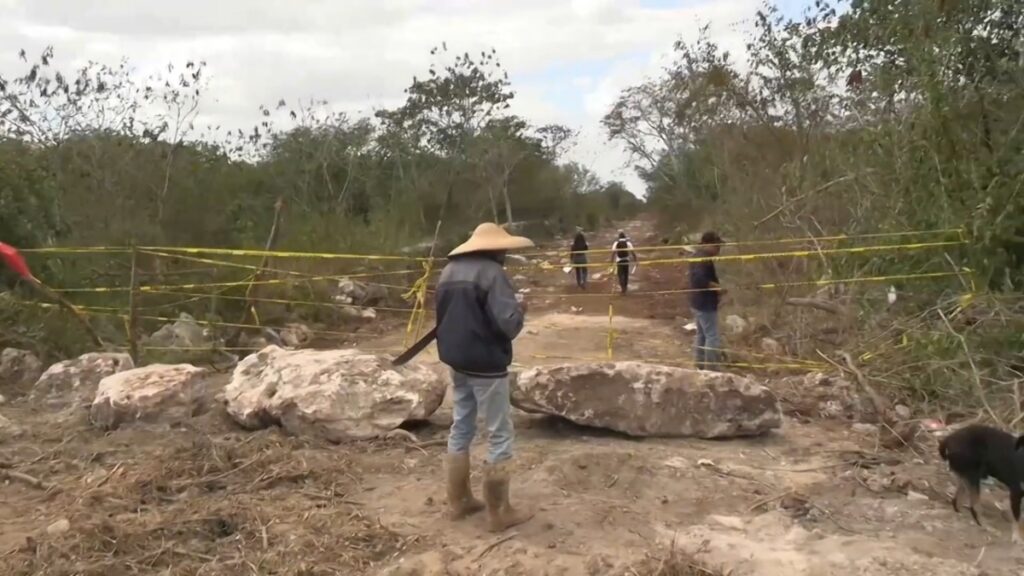 Pobladores detienen maquinaria que deforestaría Yaxcopoil para desarrollar un banco de materiales