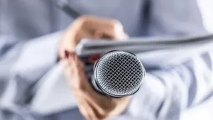 Ataque a la prensa: detienen y golpean a reportera en plena cobertura en Miahuatlán