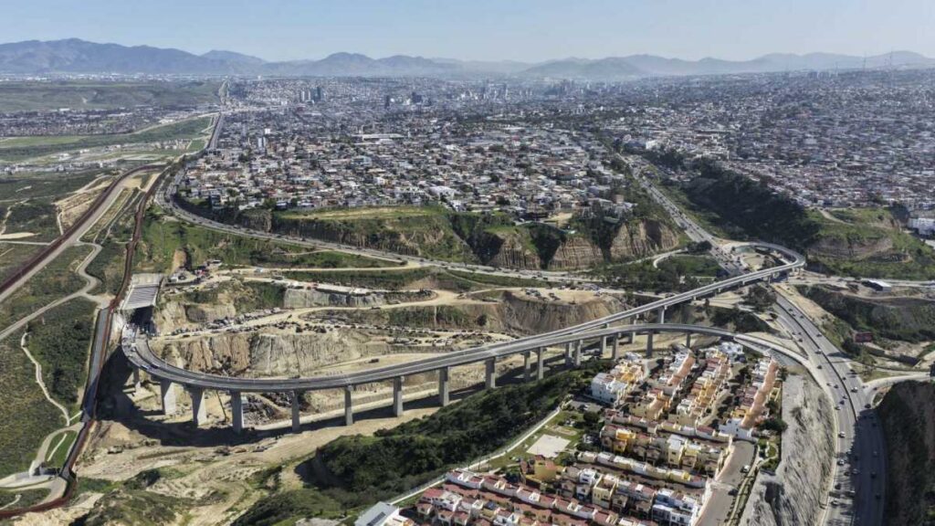 Sheinabum inauguró viaducto elevado en Tijuana