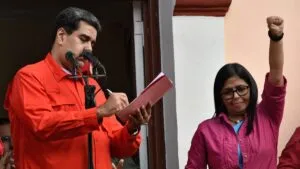 Presidenta interina de Venezuela crea comisión para liberación de Maduro y Cilia; pide a EE. UU. relación respetuosa