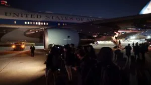 Problema "eléctrico menor" obliga al Air Force One a volver a Estados Unidos mientras llevaba a Trump a Suiza