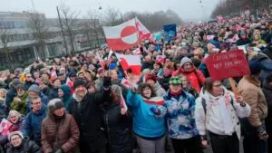 "Manos fuera de Groenlandia": miles se unen a las protestas contra Trump en Dinamarca 