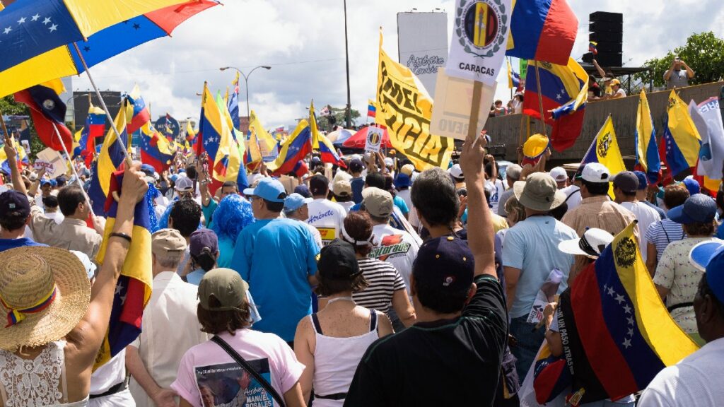 Miles de Venezolanos exigiendo el retorno de su Presidente. Foto: Gettyimages