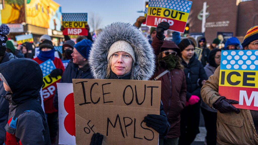 Agente de migraciones mata a mujer tras intento de atropello. Foto: AFP