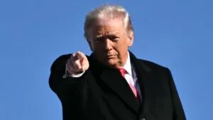 Trump pide recorte “significativo” de tasas tras inflación estable en EE. UU.