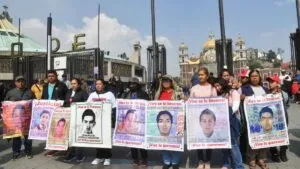 Padres de los normalistas desaparecidos de Ayotzinapa encabezan las movilizaciones en CDMX este 26 de enero