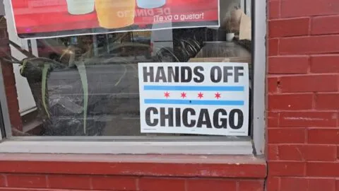 Colocan anuncios de "No ICE" en negocios de Chicago
