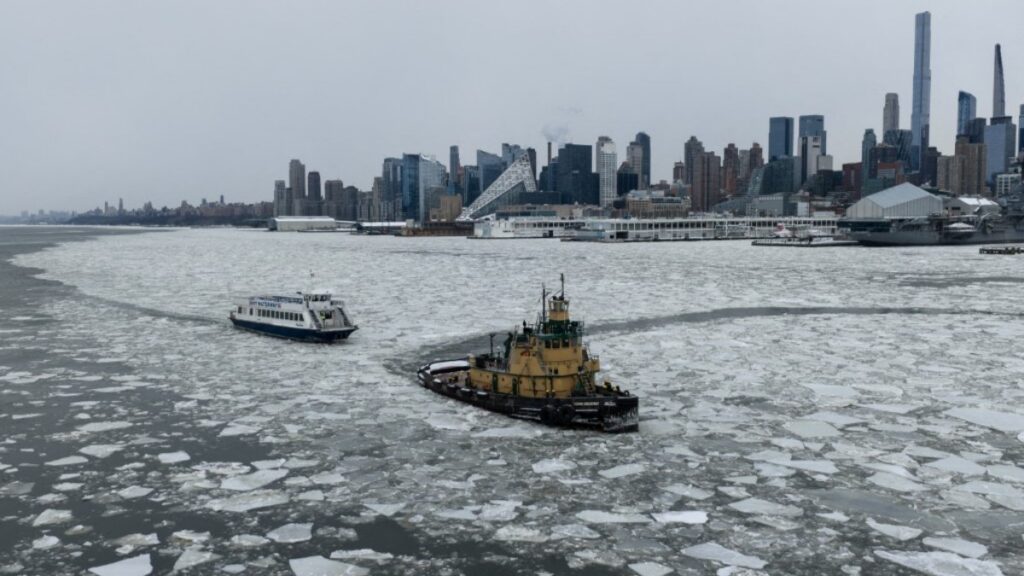 El Río Hudson se vio congelado por la tormenta invernal. Foto: AFP