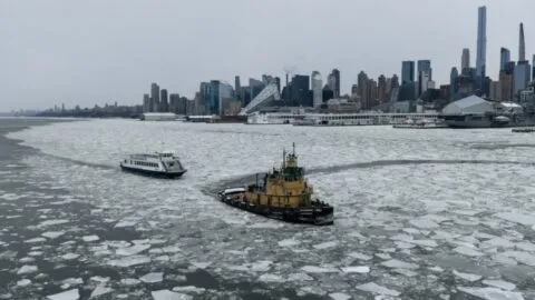 Imágenes del Río Hudson congelado tras ola de frío extremo en EE. UU.