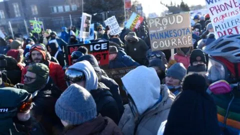 Se intensifican protestas en Minneapolis contra redadas de migrantes del gobierno Trump
