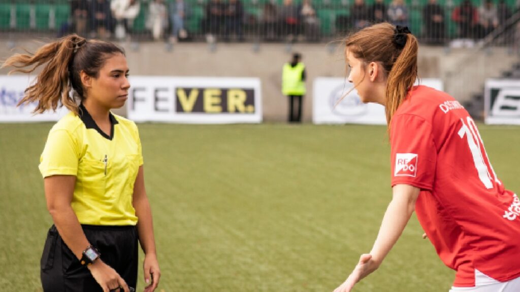 Árbitra es golpeada en plena cancha. Foto: Gettyimaegs