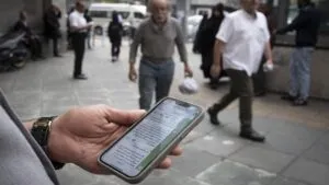 Irán recupera servicio de SMS tras apagón de internet por protestas