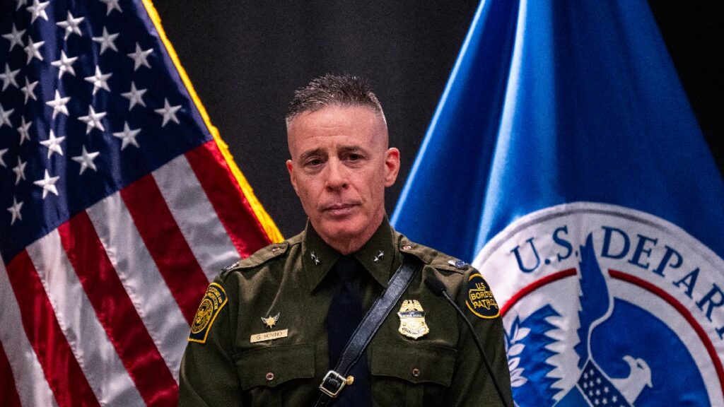 Greg Bovino y agentes abandonan Minneapolis. Foto: AFP