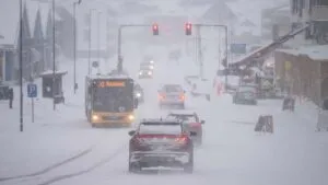 Dron capta choque masivo de más de 100 vehículos en Michigan a causa de la nieve