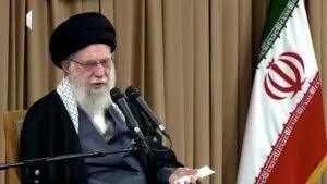 Irán bloquea Internet y cancela vuelos por protestas, acusa Khamenei