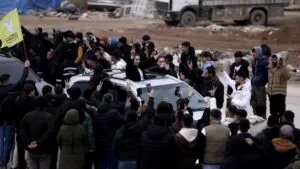 Civiles y combatientes kurdos llegan a Qamishli tras evacuación de distritos de Alepo