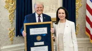 Premio de la Paz es intransferible, aclara Fundación Nobel ante regalo de Machado a Trump