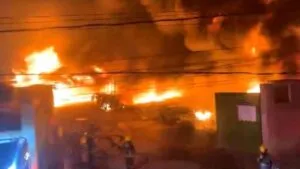 Incendio consume fábrica de tubos de PVC en San Pedro Cholula