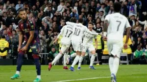 Real Madrid cumple ante Levante en una noche tensa en el Bernabéu