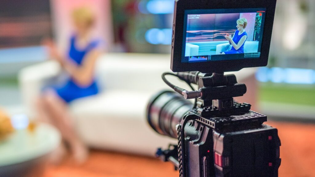 Reconocida conductora de televisión pierde un ojo tras accidente con fuegos artificiales