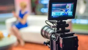 Reconocida conductora de televisión pierde un ojo tras accidente con fuegos artificiales